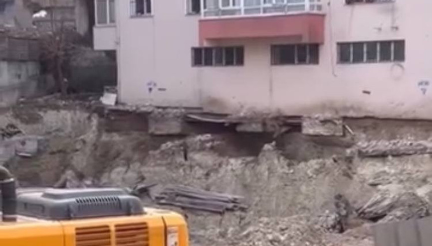 İstanbul - Bahçelievler’de temelinde kayma oluşan 4 katlı bina tahliye edildi