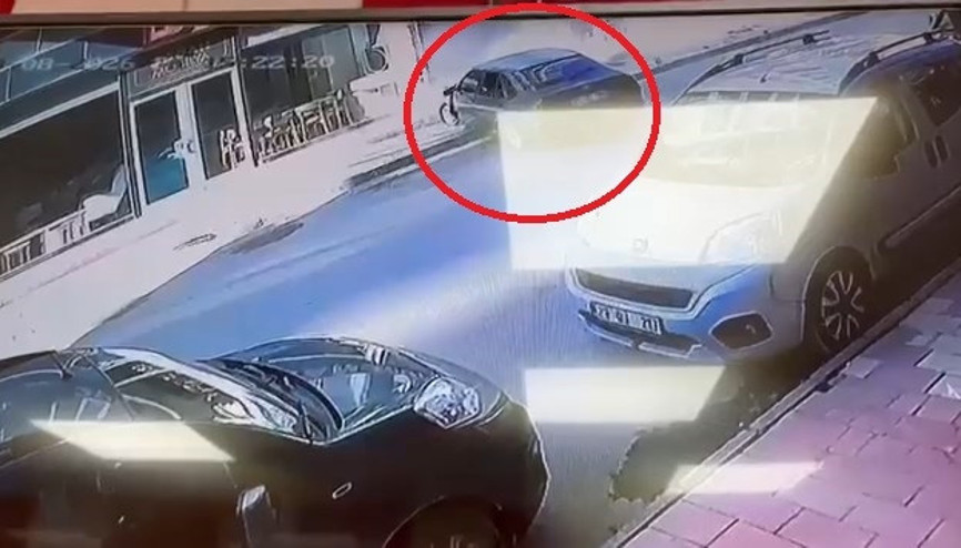 Otomobilin mobilya mağazasına girdiği kaza kamerada