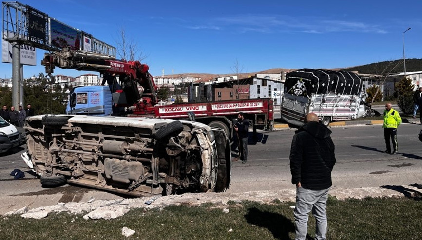 Gaziantep’te kamyonet ile minibüs çarpıştı: 4 yaralı