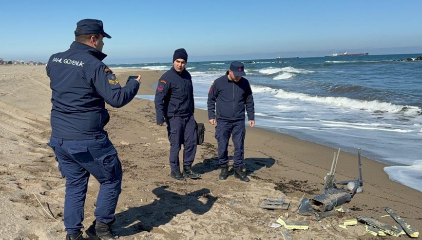 Sakaryada sahilde parçalanmış insansız hava aracı bulundu Sakaryada sahilde parçalanmış insansız hava aracı bulundu