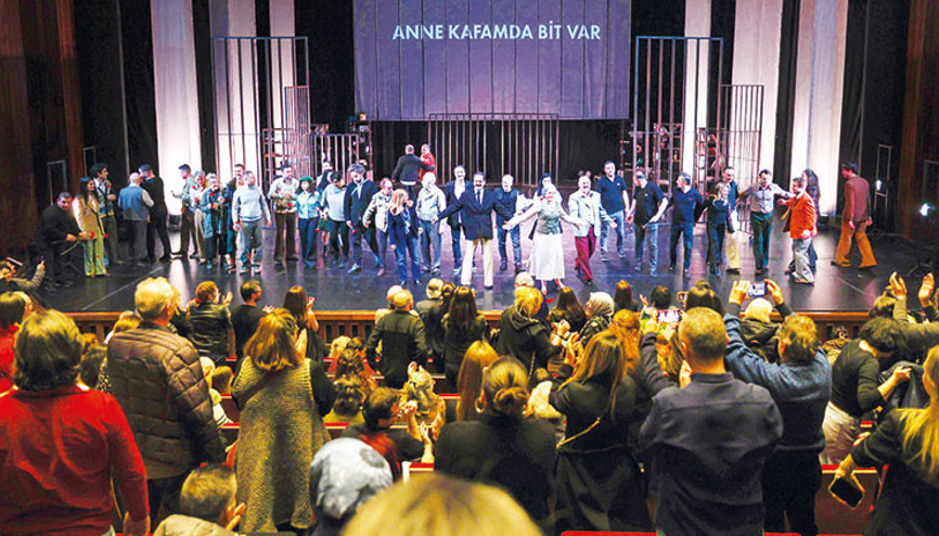 Tarık Akan’a saygı duruşu