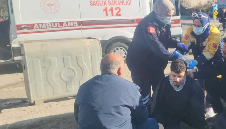 Öğrenci servisi ile hafif ticari araç çarpıştı: 2 yaralı