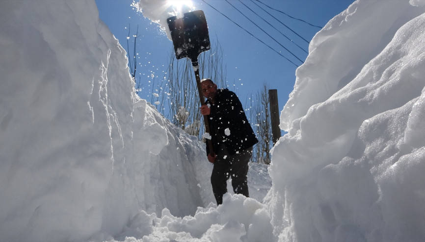 Kar kalınlığı 2 metreyi aştı Evler ve ahırlar kara gömüldü... Evlerine tünel kazarak ulaşıyorlar