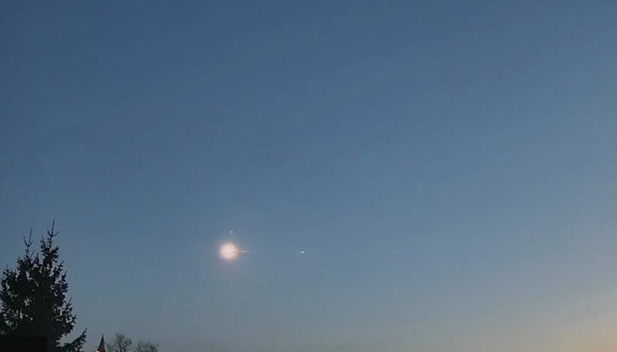 Avrupa gökyüzünde panik: Ateş topu parçalanarak eve düştü Avrupa gökyüzünde panik: Ateş topu parçalanarak eve düştü