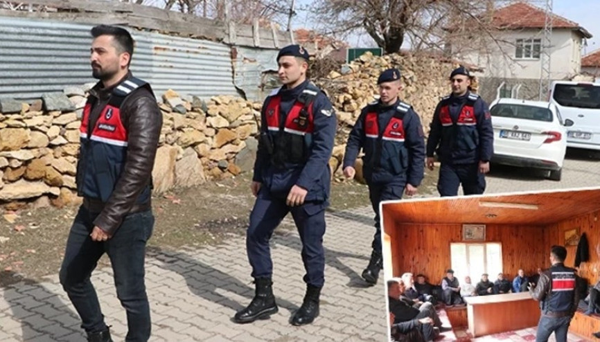 Yozgatta jandarma ekipleri köy köy dolaşarak vatandaşları IBAN dolandırıcılığına karşı uyarıyor