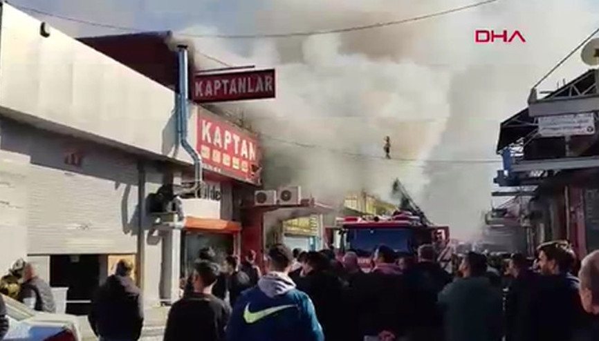 Zeytinburnu Demirciler Sitesinde yangın Ekipler müdahale ediyor