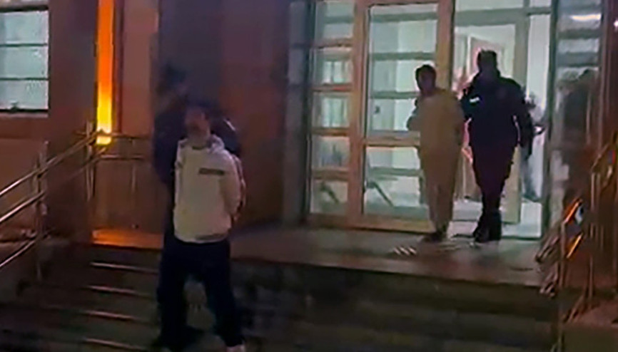 Adanada firari hükümlü baba ile 2 oğlu, yangın merdiveninde yakalandı