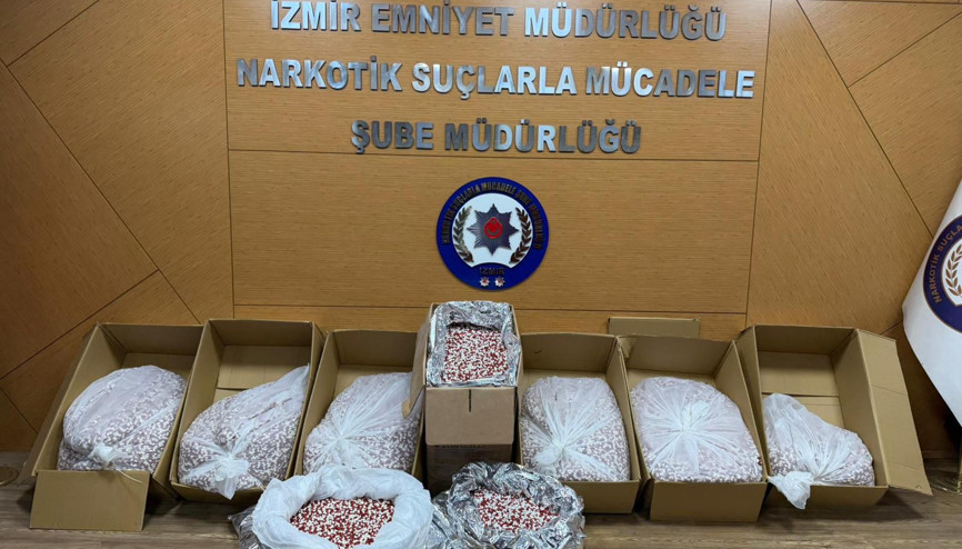 İzmirde 356 bin sentetik ecza hap ele geçirildi; 3 tutuklama İzmirde 356 bin sentetik ecza hap ele geçirildi; 3 tutuklama