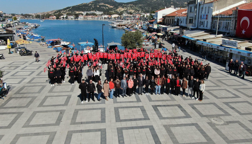 İstiklal Marşının her kıtasını şehrin ayrı bir noktasında okudular