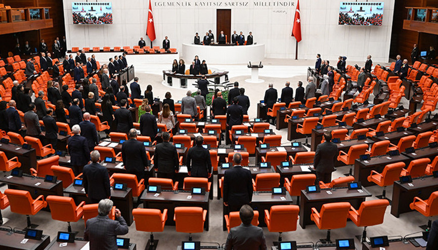 Sosyal medyaya ve doğum iznine yönelik düzenlemeleri de içeren kanun teklifinin komisyon görüşmeleri ertelendi Sosyal medyaya ve doğum iznine yönelik düzenlemeleri de içeren kanun teklifinin komisyon görüşmeleri ertelendi