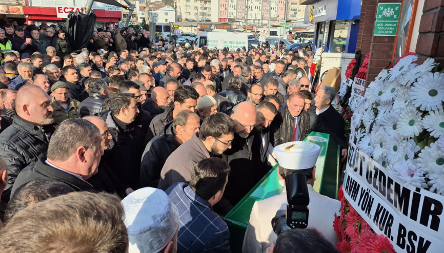 Akrabasının düşmesini engellemek isterken düşüp öldü, toprağa verildi