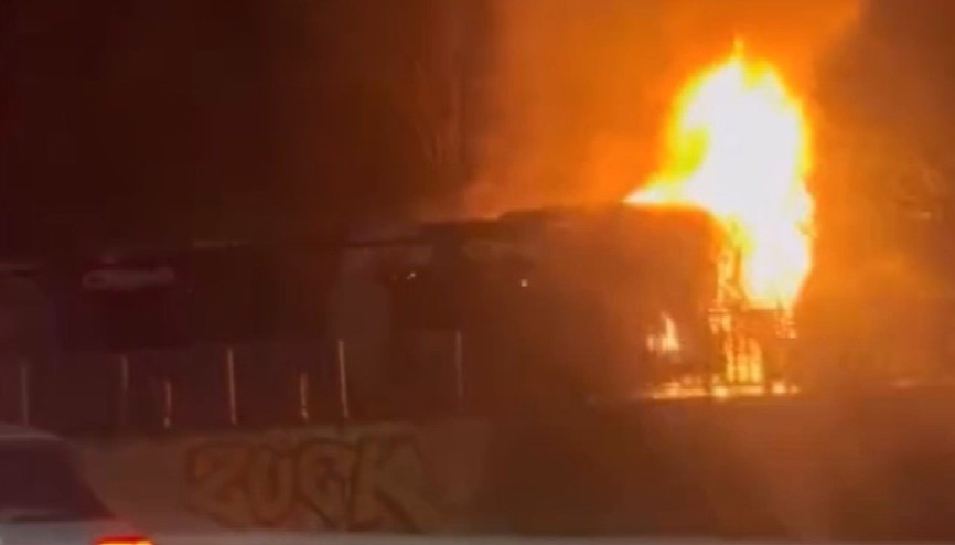 İstanbul - Beşiktaşta metrobüsün motor kısmı alev alev yandı; 60 yolcu tahliye edildi