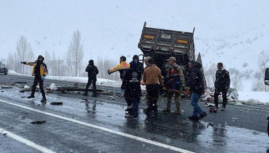 Tatvan’da feci kaza: 2 ölü, 5 yaralı