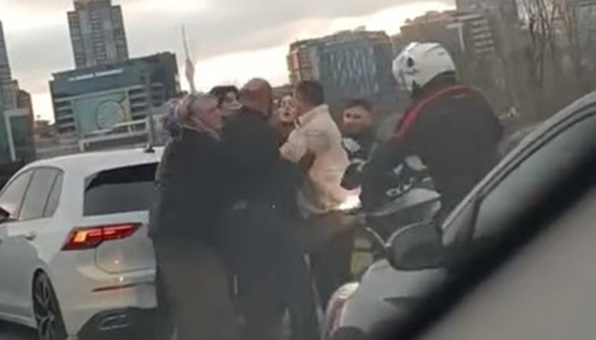 İstanbulda sürücülerin tekmeli yumruklu kavgası