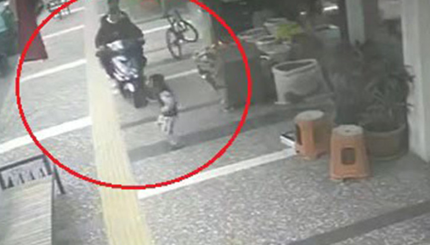 Kaldırımda motosiklet kullanan maganda 5 yaşındaki çocuğa çarptı