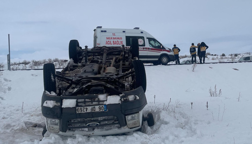 Karsta minibüs şarampole devrildi: 5 yaralı Karsta minibüs şarampole devrildi: 5 yaralı