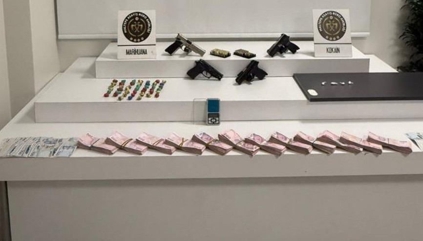 Maltepede bir eve uyuşturucu operasyonu: Manyetik kartlı gizli bölmede yüklü miktarda para ve silah çıktı