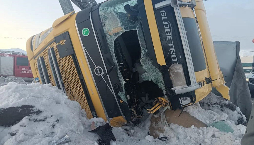 Buzlanma nedeniyle 2 TIR devrildi; 1 yaralı
