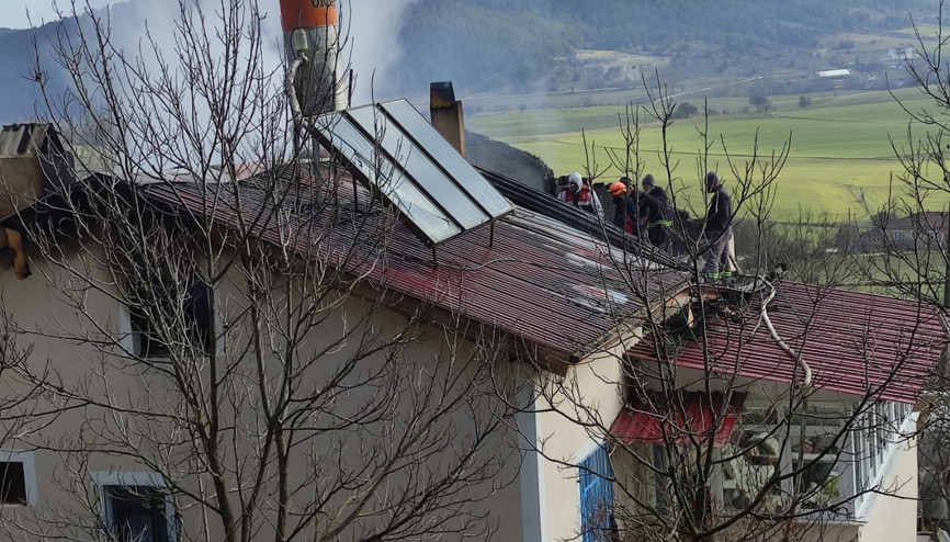Evde çıkan yangında öldü, eşi yaralandı