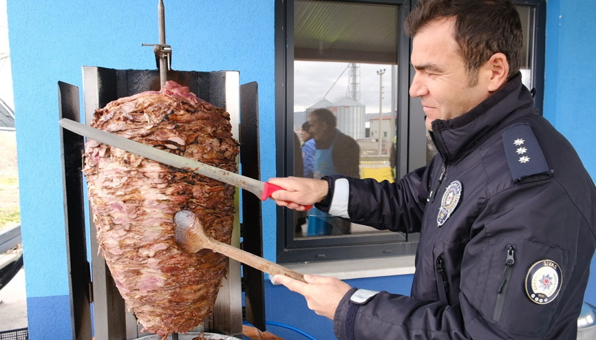 Sivasta polisten sürücülere iftarlık döner-ayran ikramı