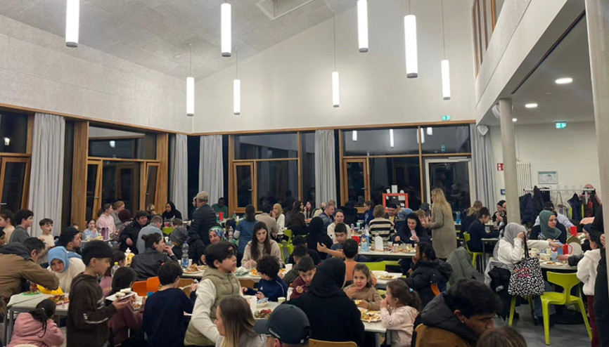 Pastorenweg İlkokulu’nda Türk-Alman velilerden ortak iftar