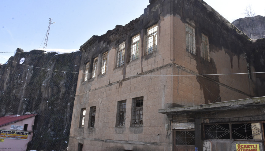 Bitlis’te tarihi evler yağışın da etkisiyle yıkılmaya başladı