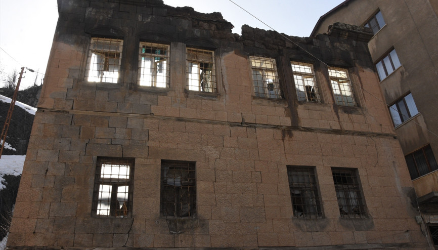 Bitlis’te yoğun kar ve yağmurun ardından alarm Tarihi evler çöküyor... 150 yıllık konak yıkıldı