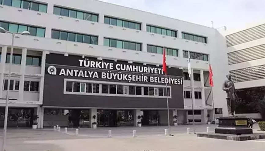 Antalya Büyükşehir Belediyesine yönelik rüşvet ve yolsuzluk davasında yeni gelişme: Tahliye edilen 3 sanık için yakalama kararı