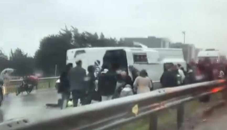 E-5te midibüs devrildi 1 ölü 9 yaralı