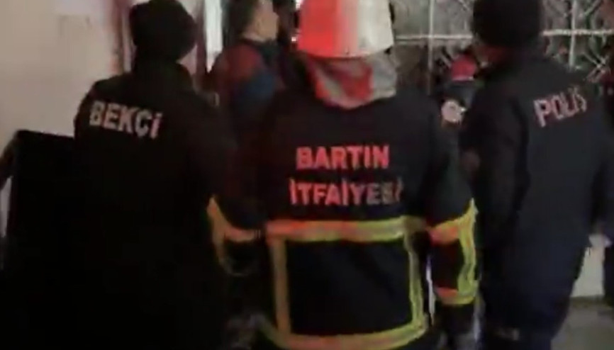 Bartında apartman yangınında 2 kişi dumandan etkilendi