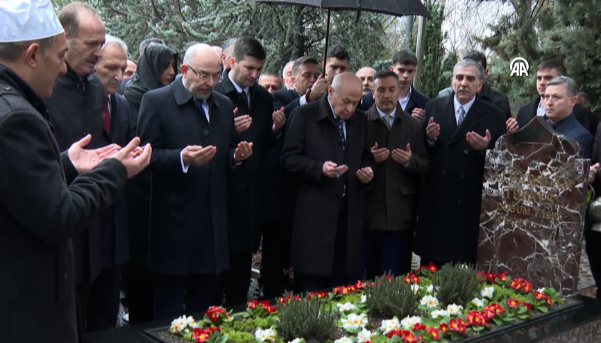 MHP Genel Başkanı Bahçeli, Alparslan Türkeşin kabrini ziyaret etti