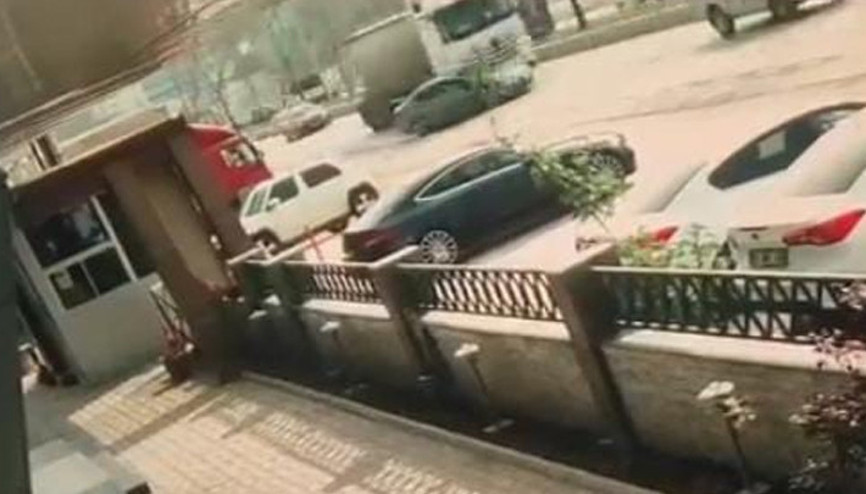 Bursada TIR otomobili metrelerce sürükledi