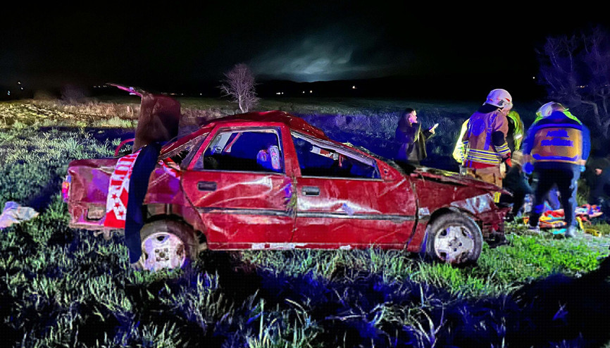 Takla atan otomobildeki 1 kişi öldü, 1i ağır 3 kişi yaralandı