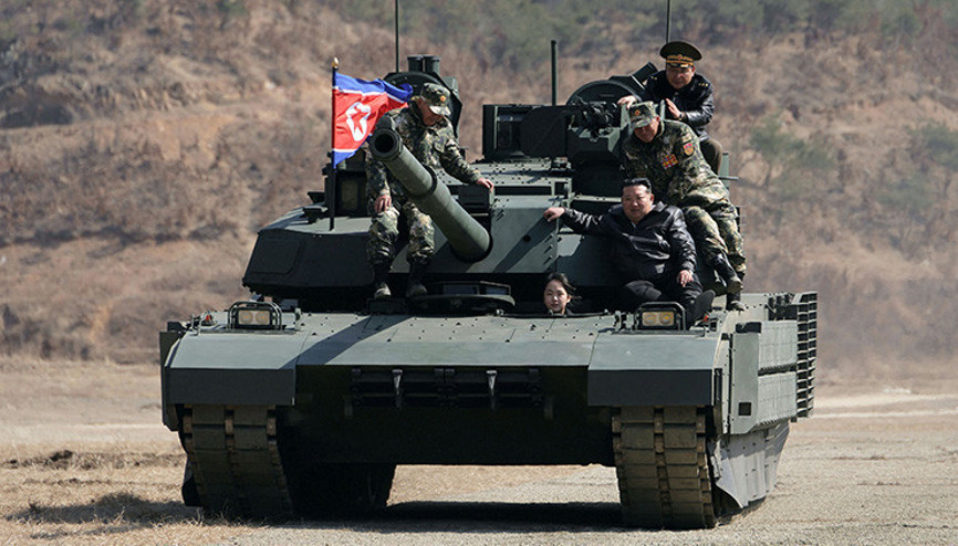 Kuzey Kore lideri Kim Jong-unun kızı tank kullandı