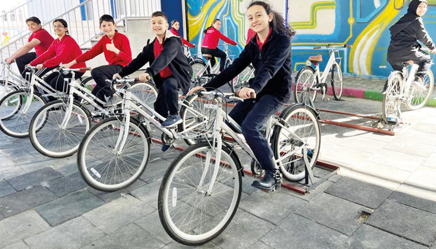 Pedala bastıkça okul ışıldıyor