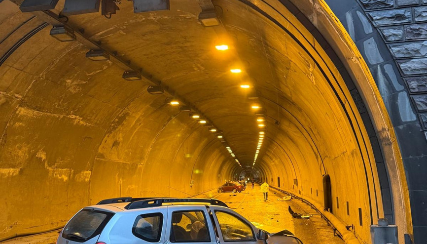 Tünel girişinde iki otomobil çarpıştı: 7 yaralı