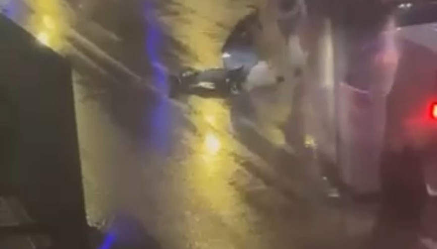 Cadde ortasında tekme ve yumruklarla darbedildi