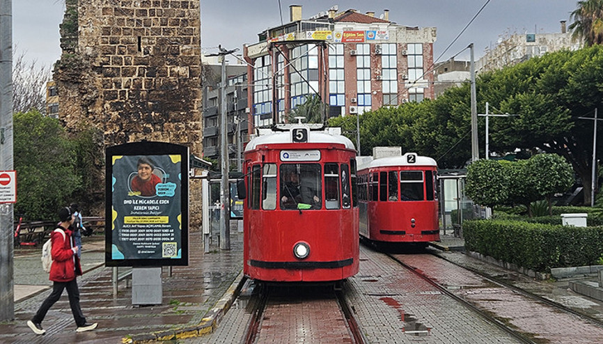 Tramvayın oluşturduğu tehlikeye karşı şehrin simgesine tel örgü