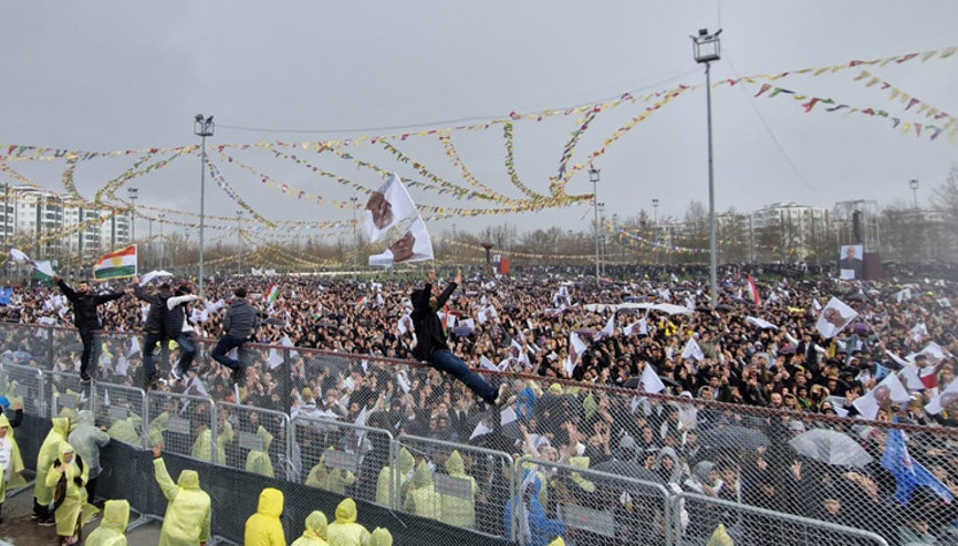 Diyarbakırdaki Nevruz kutlamalarına çok sayıda kişi katıldı