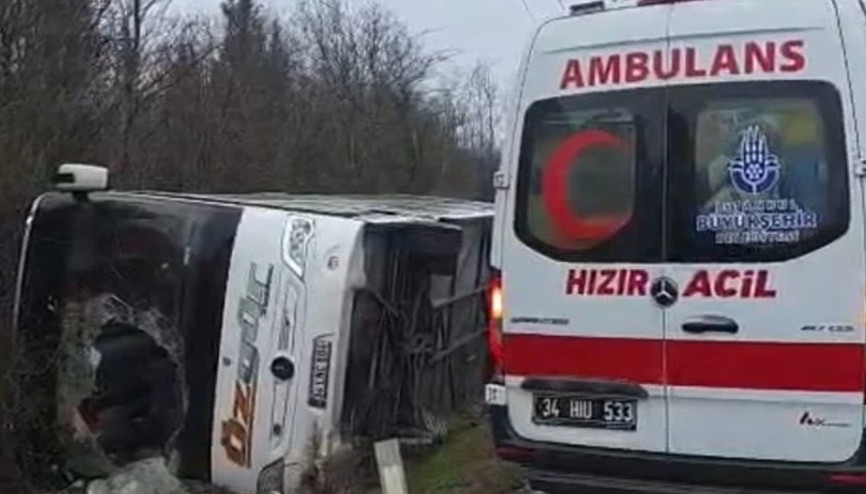 Çatalcada polisleri taşıyan midibüs devrildi Çatalcada polisleri taşıyan midibüs devrildi