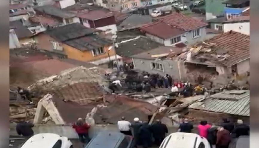 Fatihte 2 binanın çökmesinin ardından yaşananlar kamerada