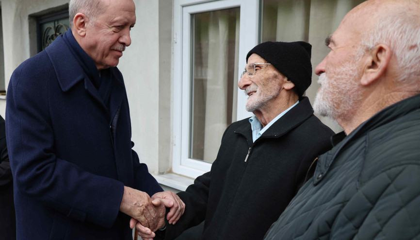 Cumhurbaşkanı Erdoğan, Rizede komşularıyla bayramlaştı