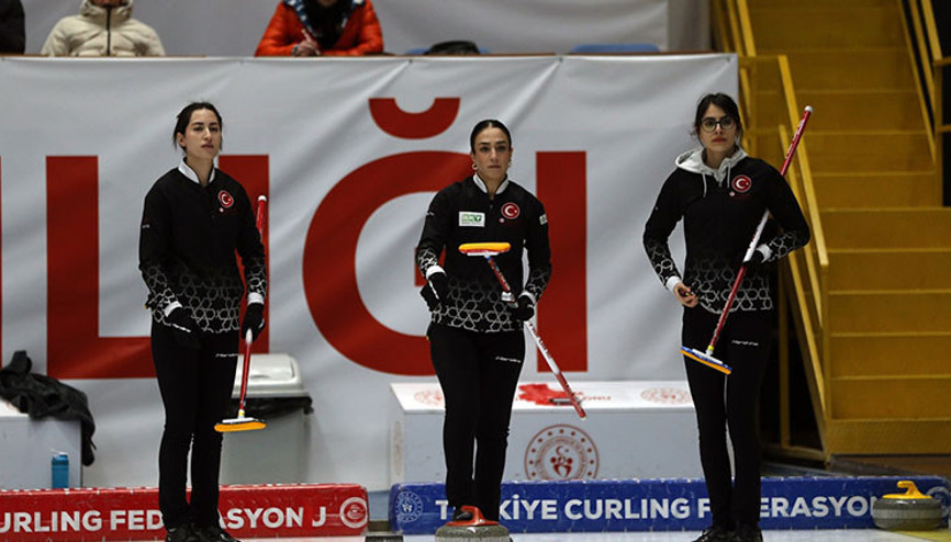 Kadınlarımızdan buzda tarihi başarı