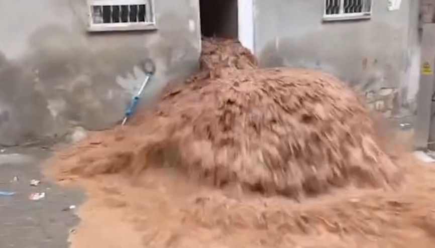 Birkaç dakika içinde ev tamamen suyla doldu Çocuklarımızı zor kurtardık