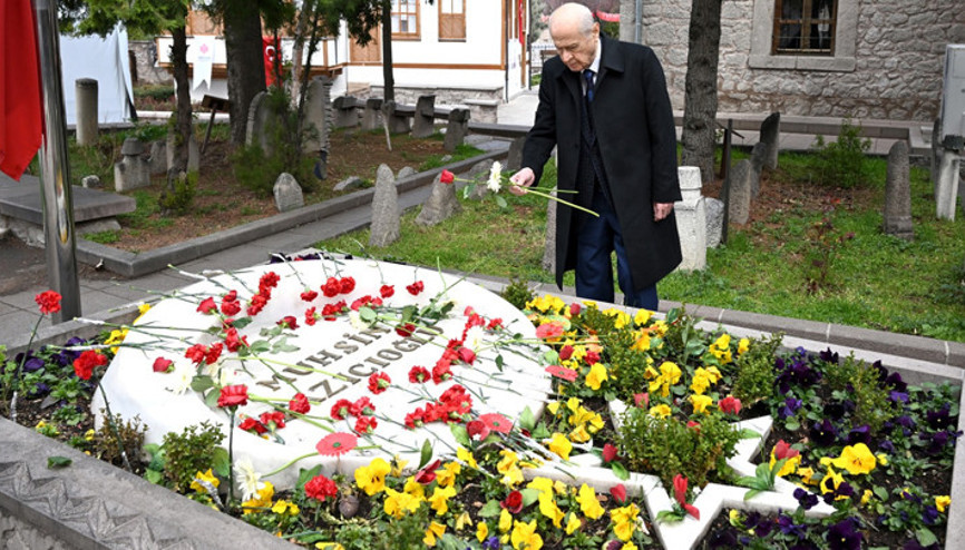 MHP lideri Bahçeli, Muhsin Yazıcıoğlunun kabrini ziyaret etti