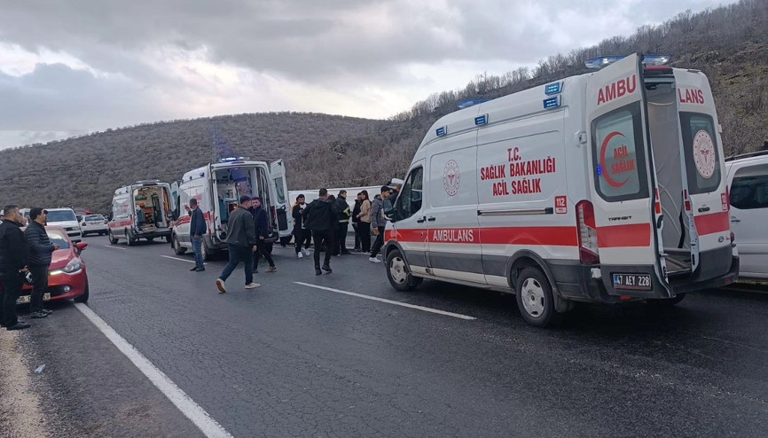 Mardin’de yolcu midibüsü devrildi: 13 yaralı