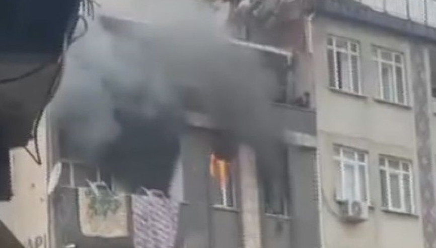 Küçükçekmecede beş katlı binada yangın: 5 kişi dumandan etkilendi