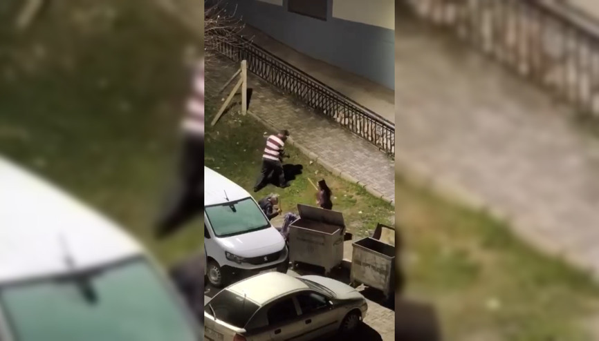 Evinin önüne gittiği eski eşiyle tartışan kişiyi, komşular sopayla dövdü; olay kamerada