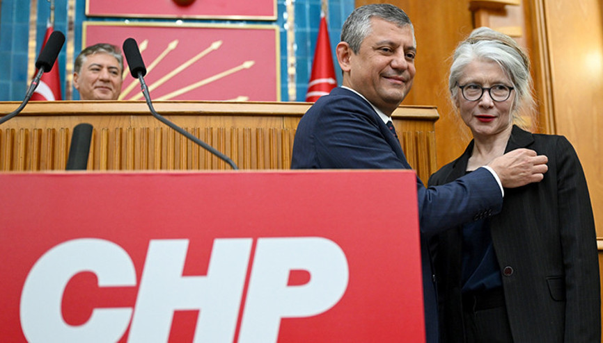 Yıllar sonra yeniden CHPye katıldı, rozetini Özgür Özel taktı | Emine Ülker Tarhan: Çağırdınız, geldim