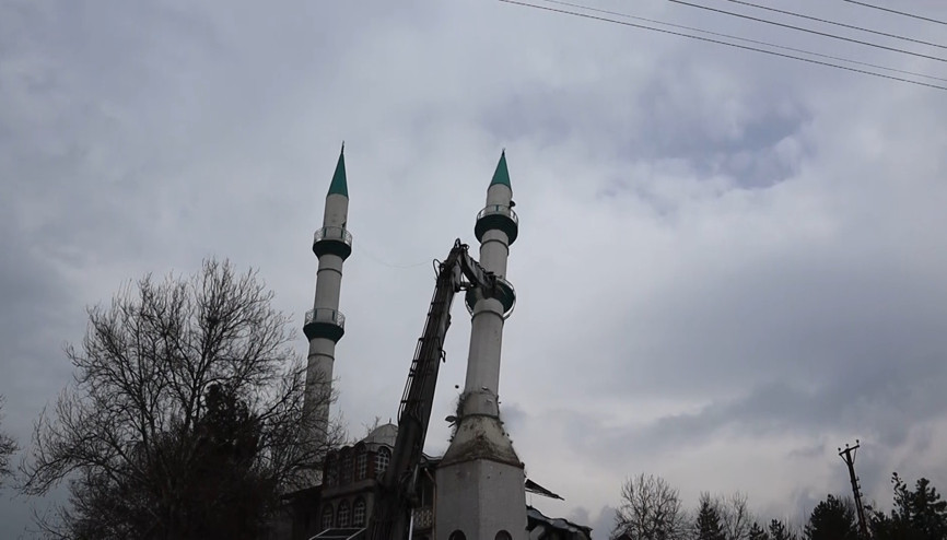 Depremde hasar alan 43 yıllık cami kontrollü şekilde yıkıldı